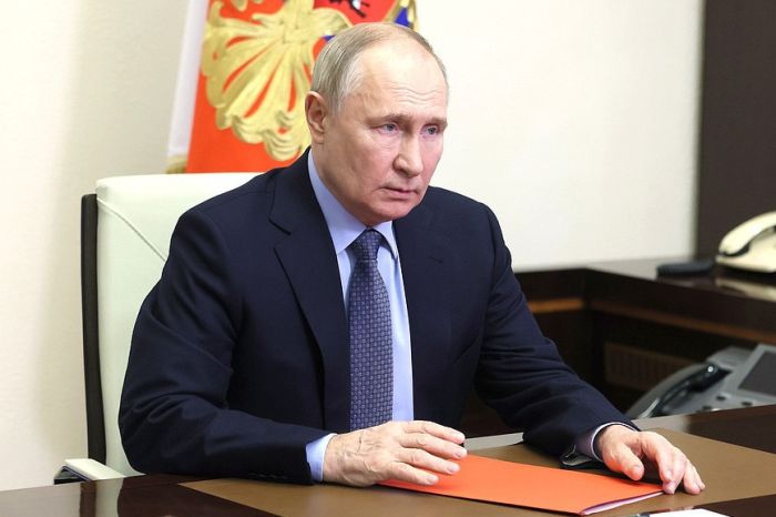 Путин поручил усилить ответственность губернаторов за медпомощь населению