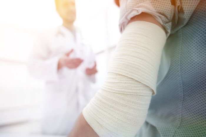 Обязаны ли медработники сообщать в инспекцию труда о диагнозе «травма» у пациента